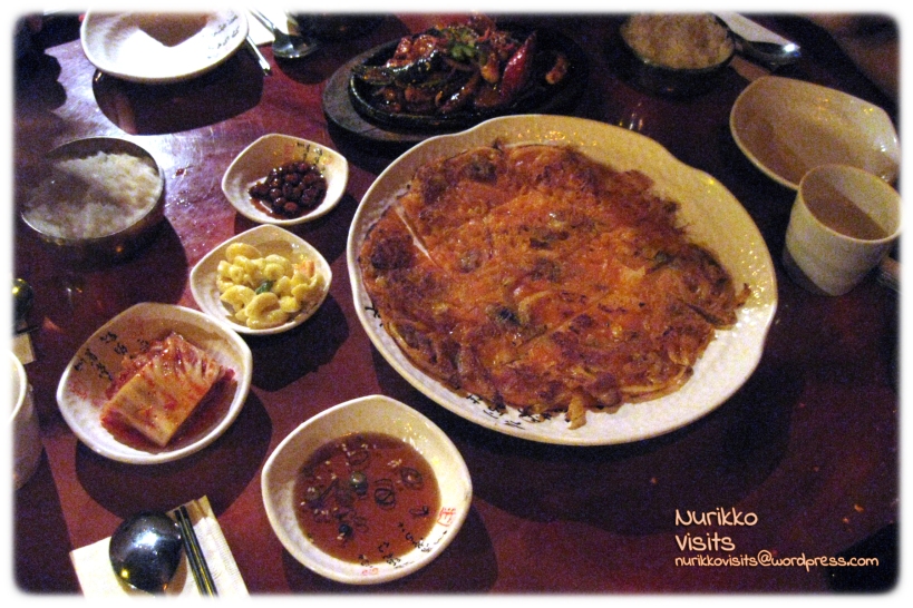 Large, thin and greasy - the pancake is a typical guilty pleasure. I liked the pancake, but I still think the one I had in Mook Ji Bar was better. Side dishes included: (top to bottom) black beans 콩자반, macaroni, kimchi and radish water kimchi 동치미.